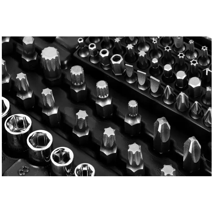 Pipenøkkelsett med 219 deler, nærbilde av bits og piper i sort holder, ulike former og størrelser vises tydelig.