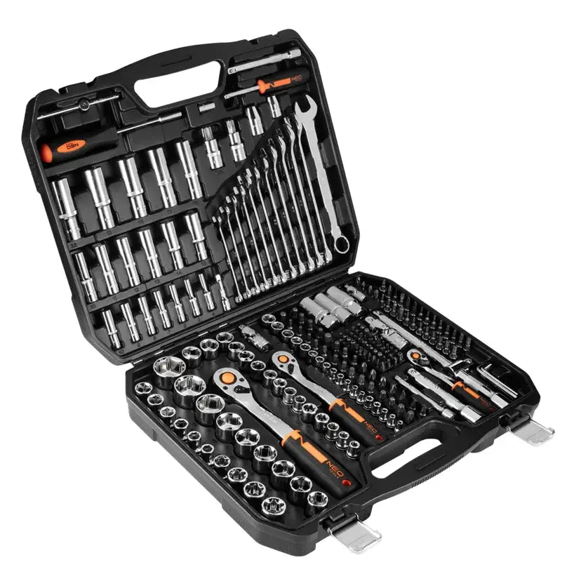 Pipenøkkelsett med 219 deler, oversiktsbilde av piper, skraller og fastnøkler organisert i åpen plastkoffert.