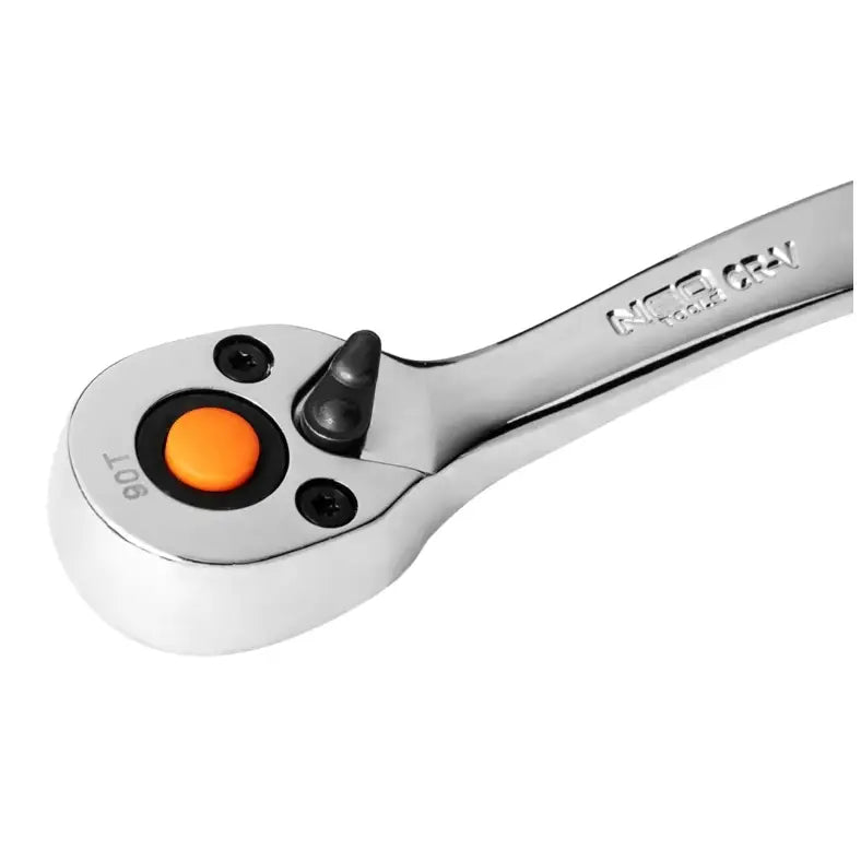 Pipenøkkelsett nærbilde, viser kromfarget skralle med oransje knapp, sort bryter og gravert håndtakstekst.