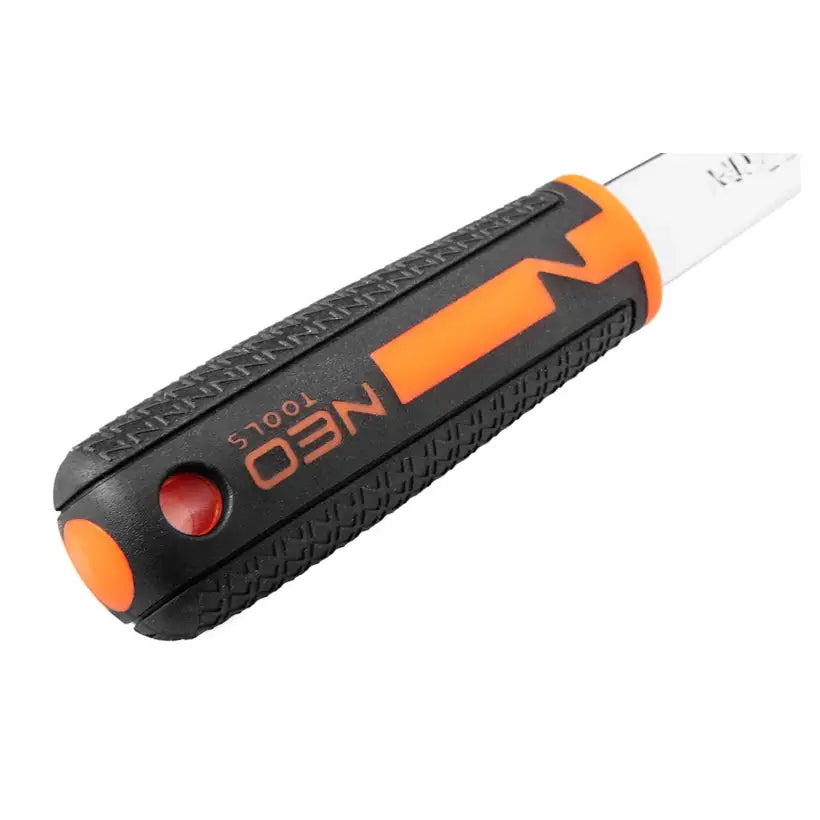 Pipenøkkelsett, nærbilde av sort og oransje håndtak med strukturert grep og synlig logo på skaftet.