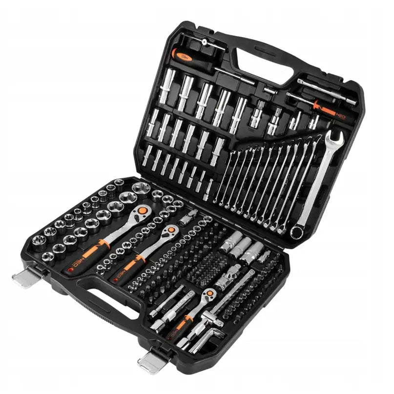 Pipenøkkelsett med 219 deler i åpent sort etui, viser skralle, pipenøkler og fastnøkler med oransje detaljer.