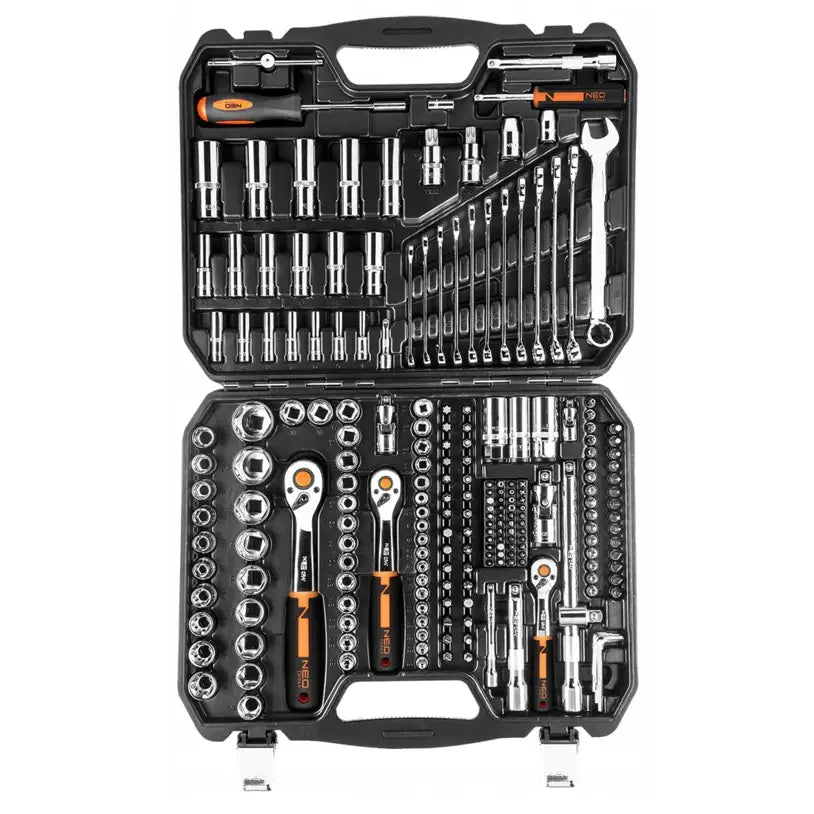 Pipenøkkelsett med 219 deler, oversiktsbilde av åpen svart koffert med piper, skraller og oransje detaljer.