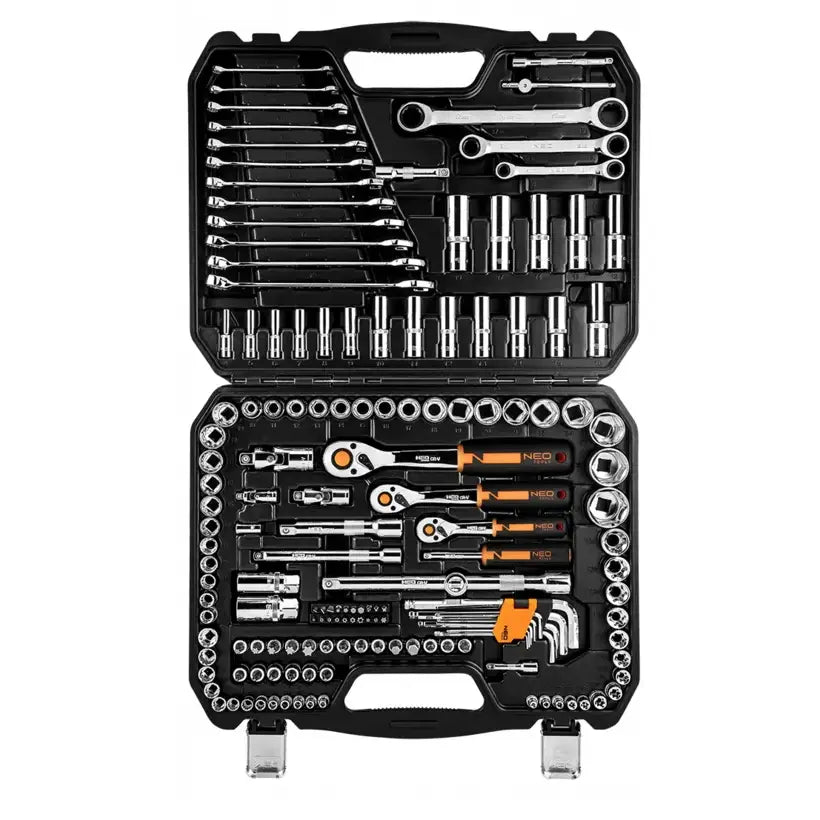 Pipenøkkelsett i åpen sort koffert, sortert pipenøkler og skraller med svarte og oransje håndtak.