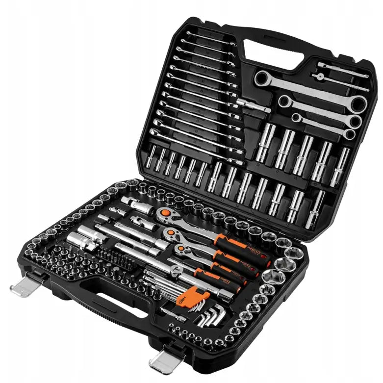 Pipenøkkelsett med 156 deler, åpent etui fra skrå vinkel viser organisert innhold med oransje detaljer.