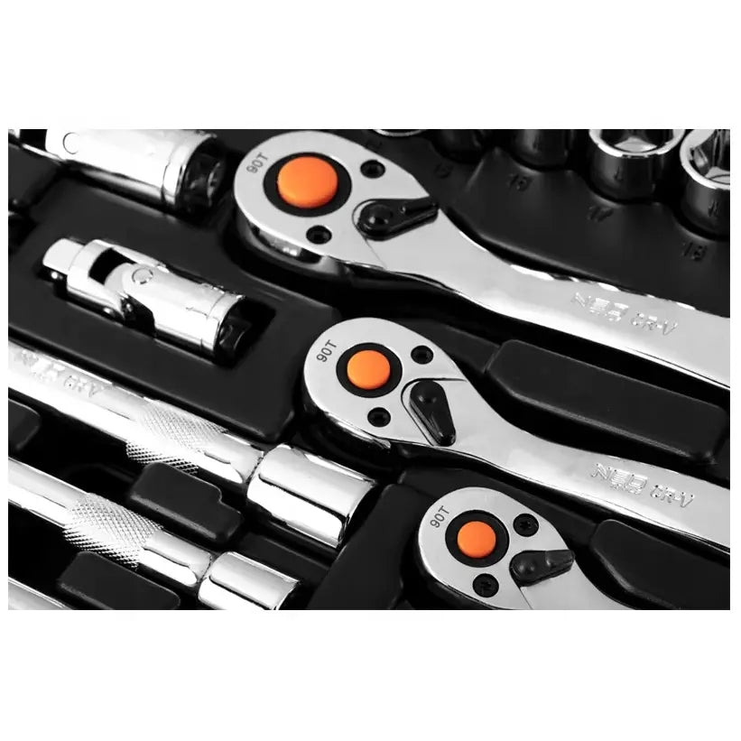 Pipenøkkelsett med 156 deler, skralleuttrekkere med oransje detaljer i sort innsats, sett fra skrå vinkel.