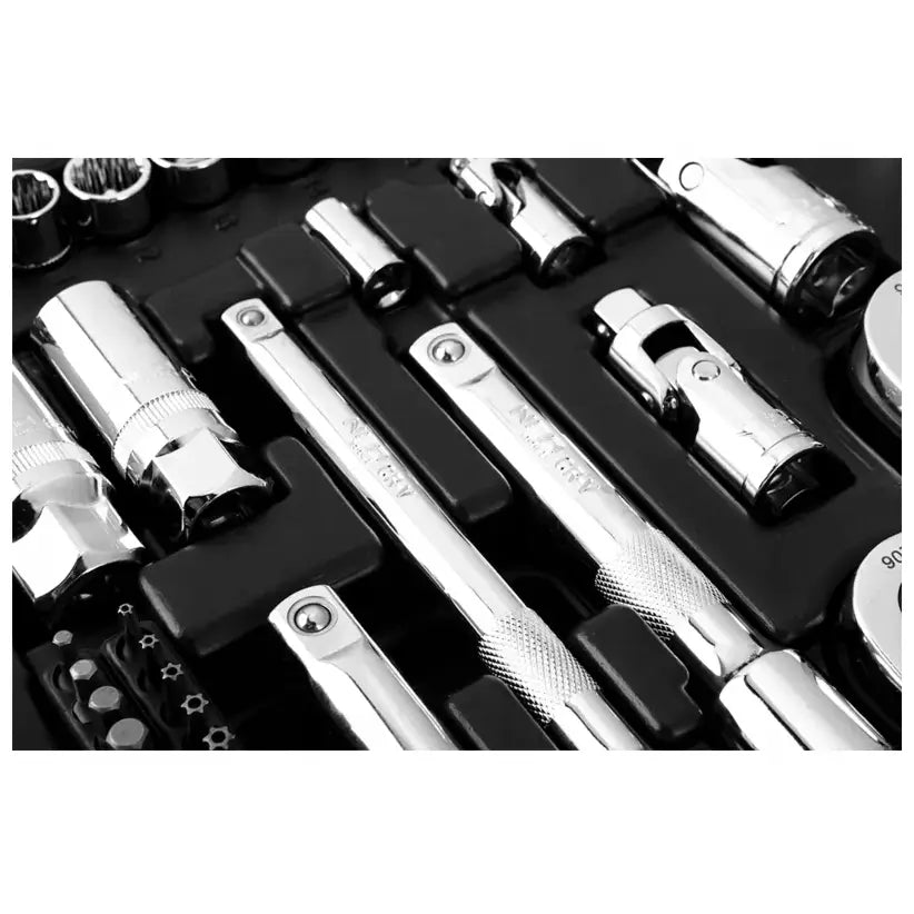 Pipenøkkelsett med 156 deler, sett skrått ovenfra i sort innlegg, teksturerte grep og ulike bits synlige.