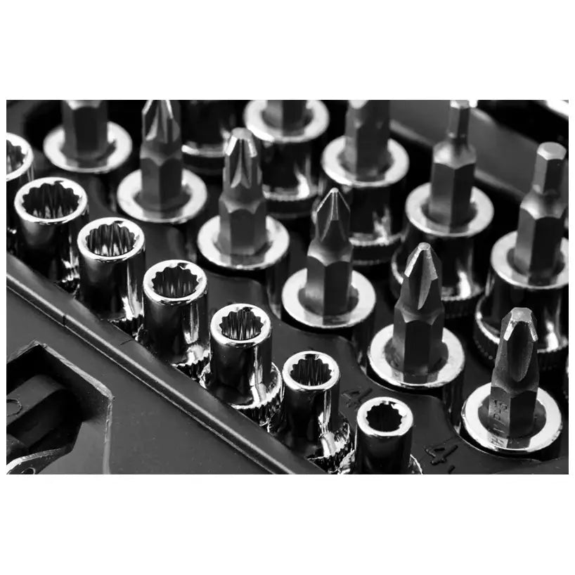 Pipenøkkelsett med 156 deler, nærbilde av ulike bits og piper i blankt metall i sort holder.