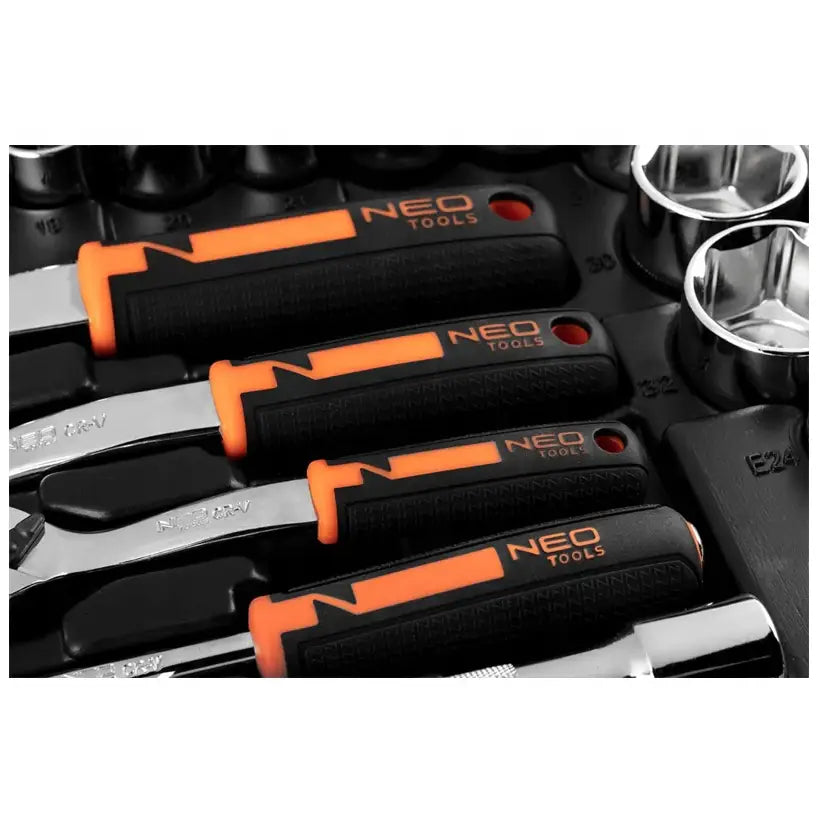 Pipenøkkelsett, nærbilde av fire håndverktøy med svarte og oransje håndtak og synlig NEO TOOLS-logo.