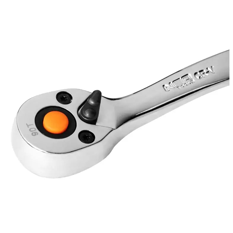 Pipenøkkelsett med kromfarget skralle, oransje knapp og sort vendebryter, gravert håndtak, skrå vinkel.