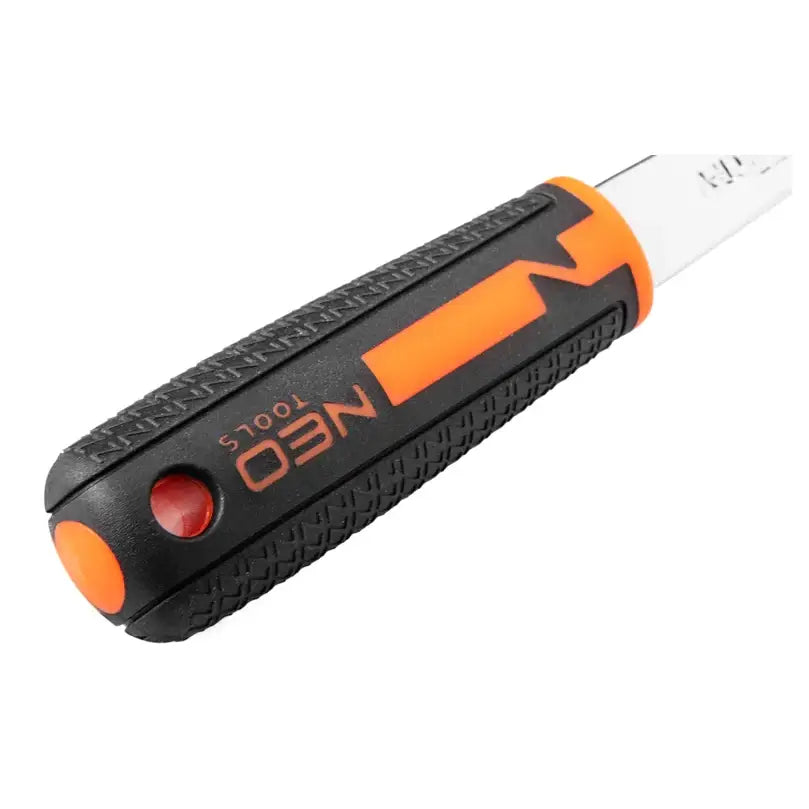 Sort og oransje pipenøkkelhåndtak med gummigrep, detaljert sidevisning av tekstur og synlig logo.