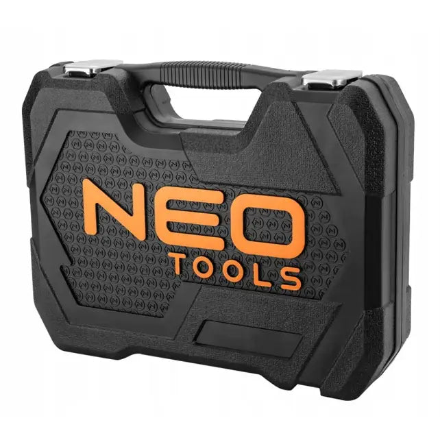 Pipenøkkelsett i svart hardplastkoffert, skrå vinkel med oransje tekst, struktur og metallspenner.