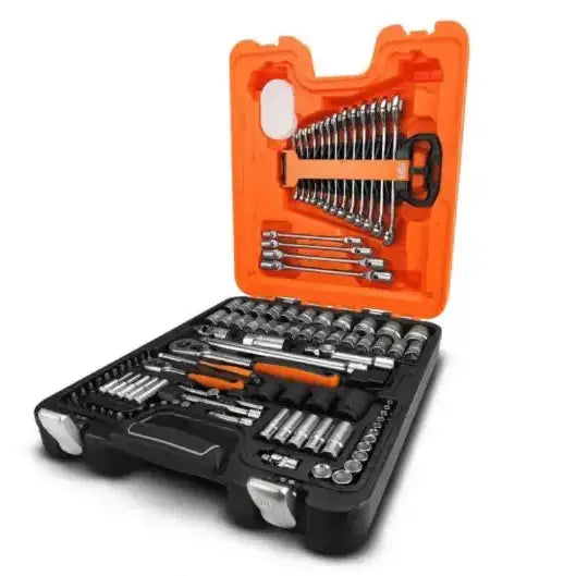 Pipenøkkelsett fra BAHCO med 108 deler, åpen koffert som viser skraller, fastnøkler og bits fra skrå vinkel.