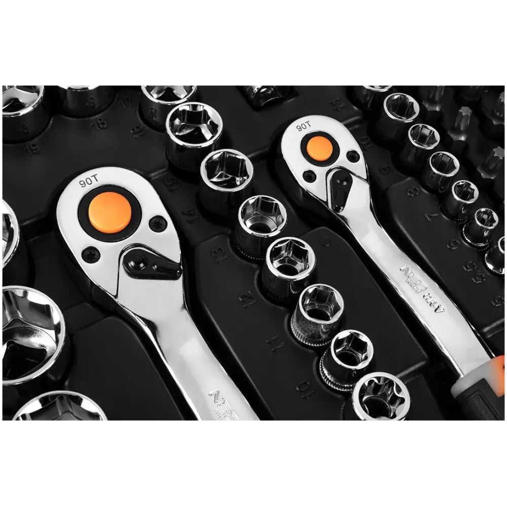 Pipenøkkelsett fra Neo Tools, nærbilde av to skrallehendler og metallpiper i sort verktøykasse.