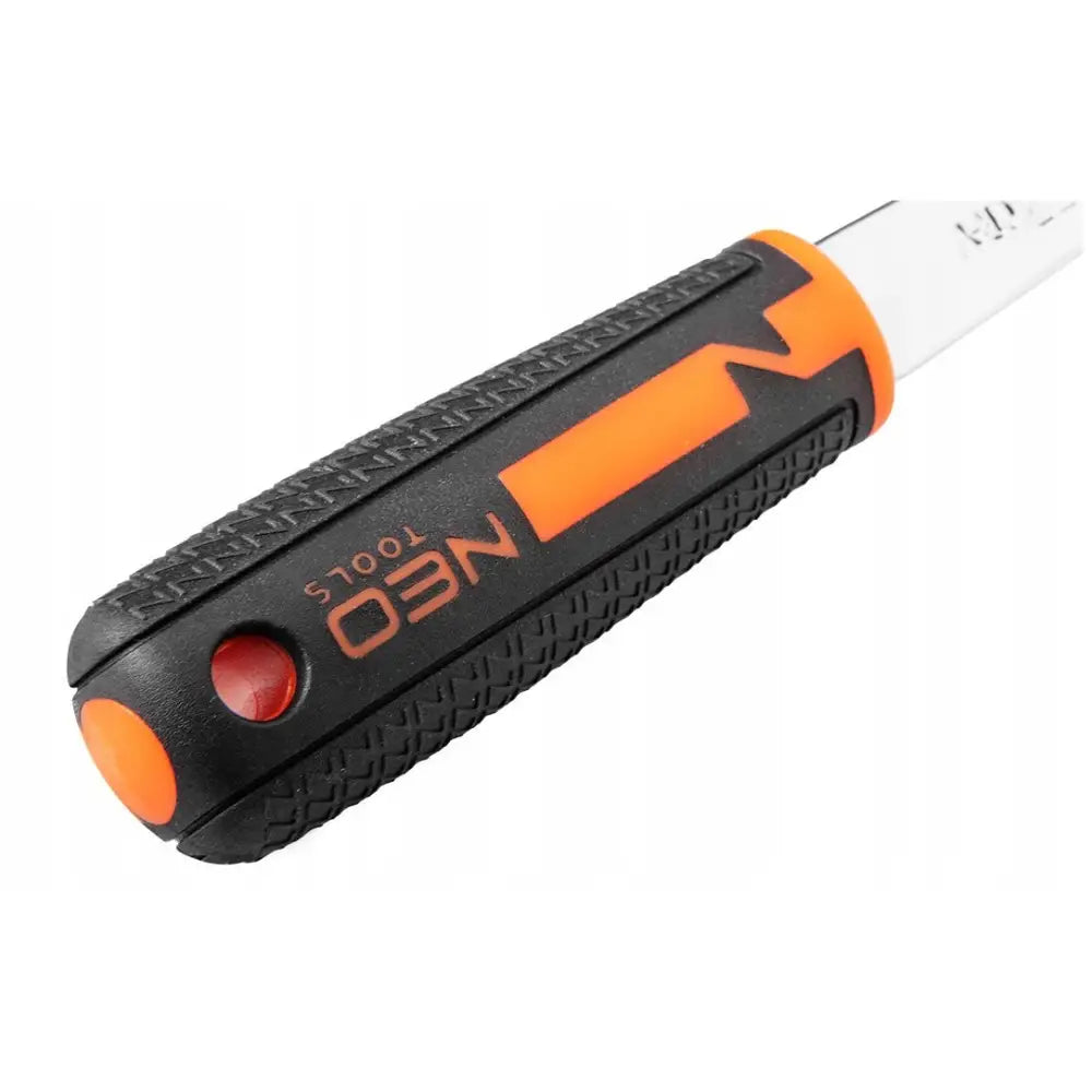 Pipenøkkelsett fra Neo Tools, detalj av sort og oransje håndtak med strukturert grep og synlig logo.
