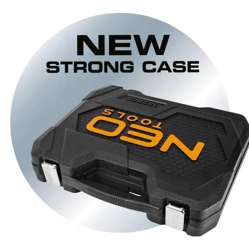 Pipenøkkelsett fra Neo Tools i sort koffert med oransje logo, sett fra skrå vinkel med sølvfargede låser.