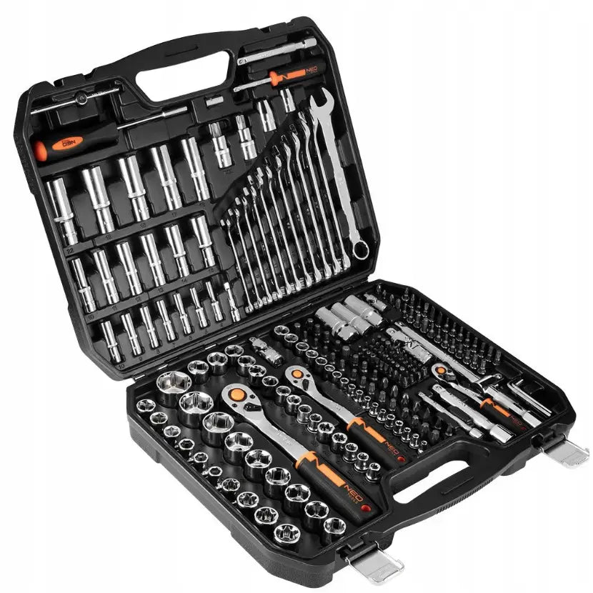 Pipenøkkelsett fra Neo Tools, komplett åpent etui med 219 deler og oransje detaljer på håndtakene.