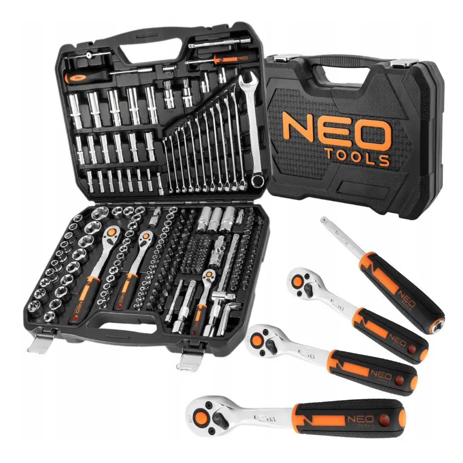 Pipenøkkelsett fra Neo Tools, åpent etui med 219 deler, inkludert piper, skraller og fastnøkler.