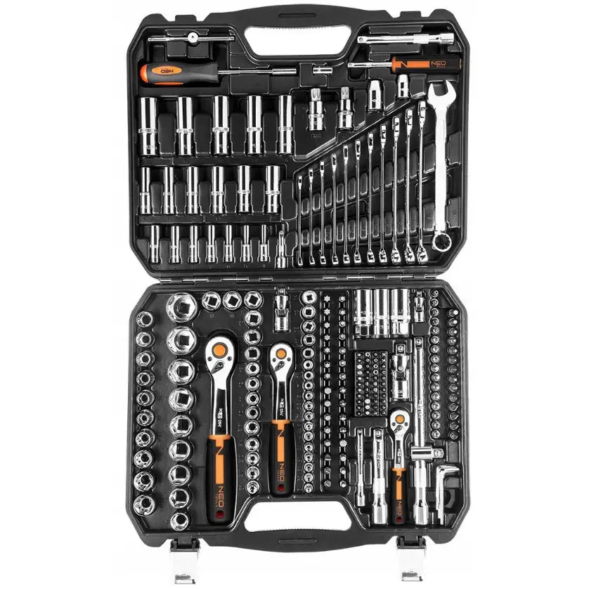 Pipenøkkelsett fra Neo Tools, oversiktsbilde av åpent sort skrin med 219 deler og oransje håndtak.