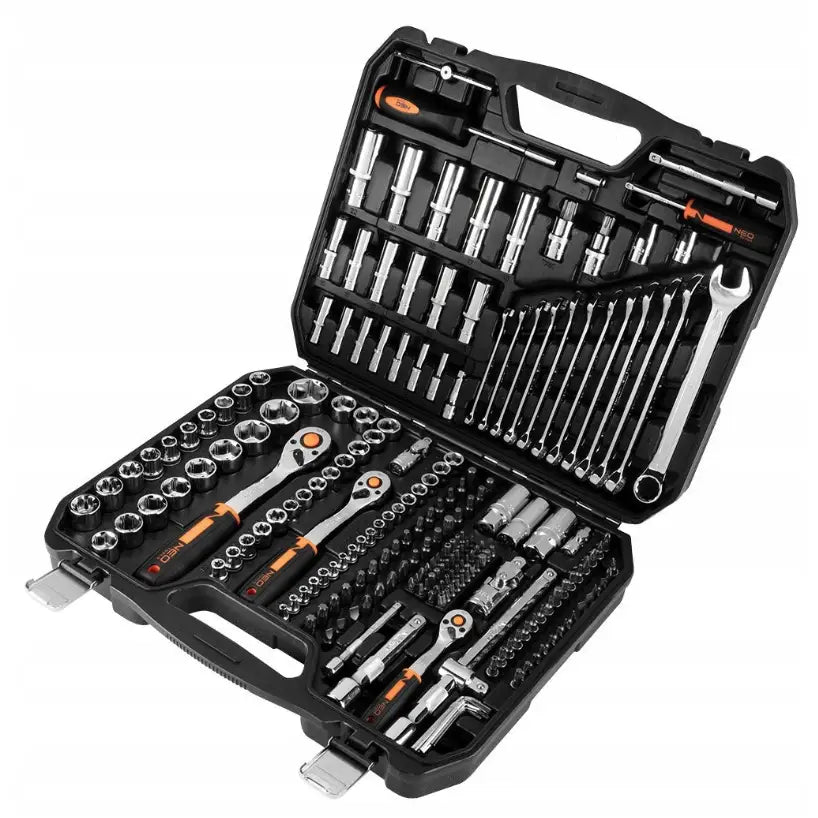 Pipenøkkelsett fra Neo Tools, oversiktsbilde av 219 deler organisert i svart hardplastkoffert.