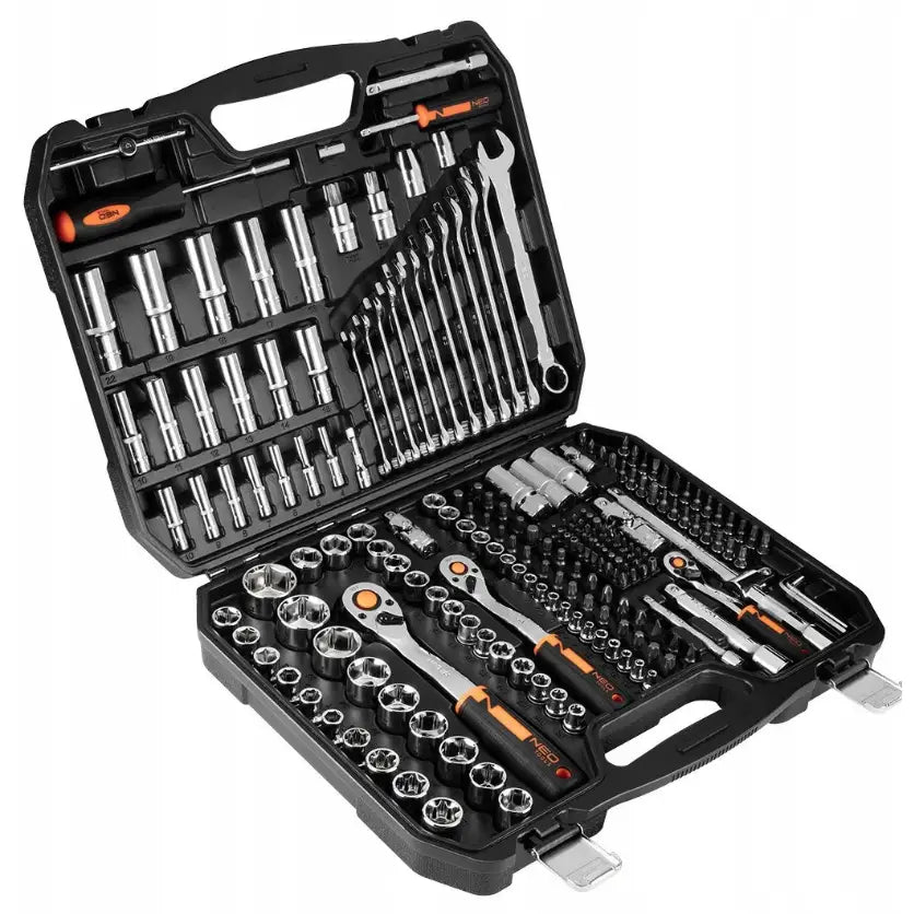 Pipenøkkelsett fra Neo Tools, åpen hardplastkoffert med 219 deler, sett skrått med organisert innhold.