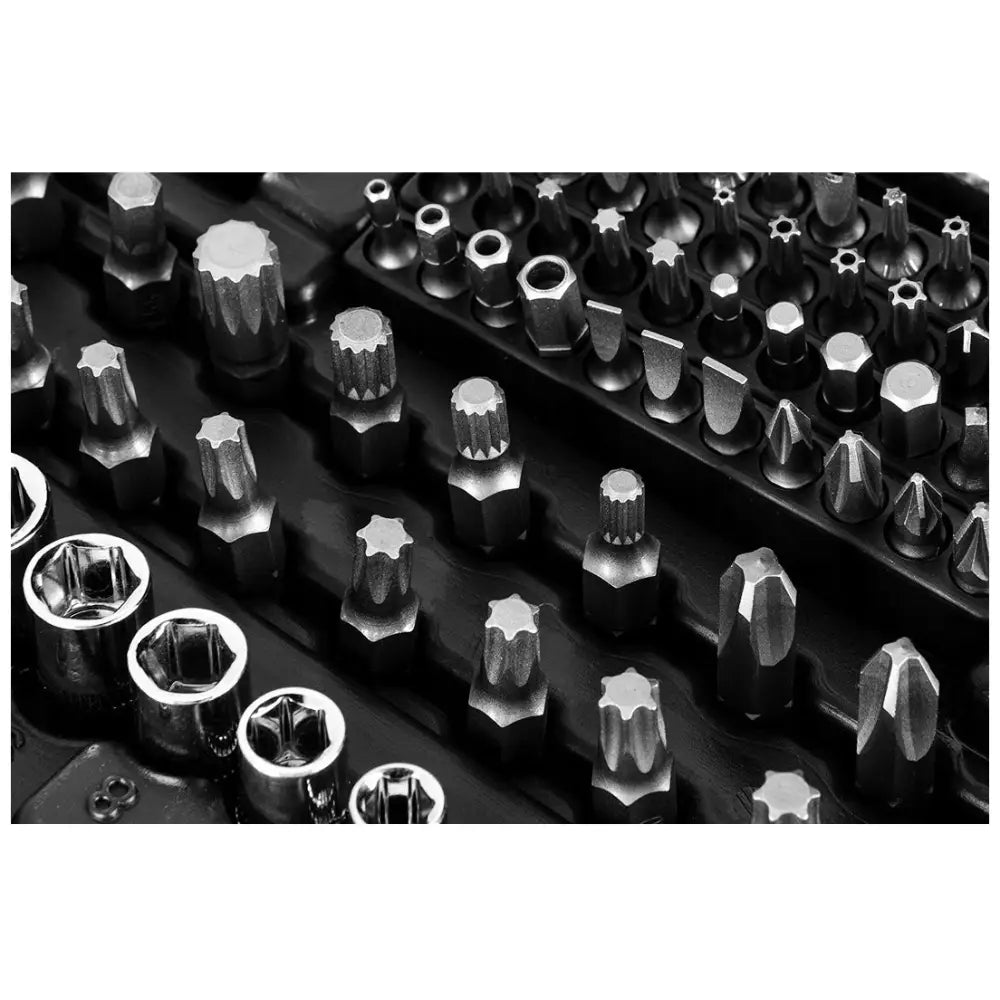 Pipenøkkelsett fra Neo Tools, nærbilde av bits og pipehoder i svart innlegg sett fra skrå vinkel.