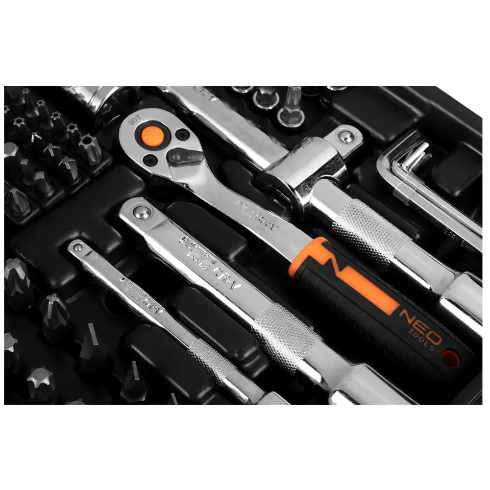 Pipenøkkelsett fra Neo Tools, nærbilde av sort og sølv verktøy, skralle med oransje detaljer og bits.