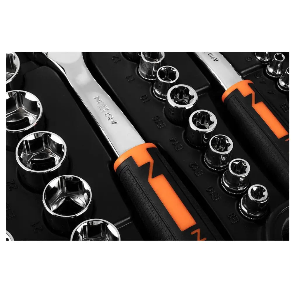 Pipenøkkelsett fra Neo Tools, detaljert nærbilde av skralle og pipenøkler med sorte og oransje håndtak i koffert.