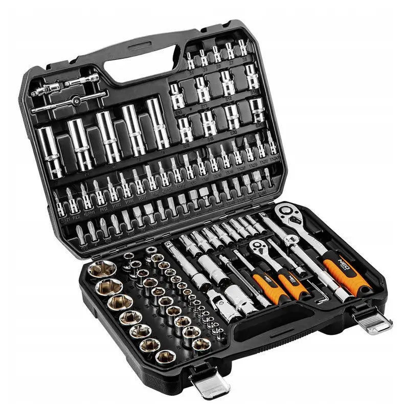Pipenøkkelsett Neo, åpen koffert med 111 deler, krom piper, bits og oransje-detaljerte håndtak.