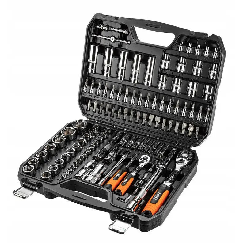 Pipenøkkelsett Neo, åpen sort koffert med 111 deler, piper og nøkler ordnet oversiktlig, sett skrått ovenfra.