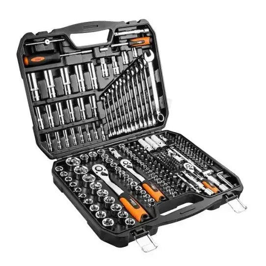 Pipenøkkelsett NEO, åpent skrin sett skrått ovenfra med 219 organiserte deler og oransje detaljer.