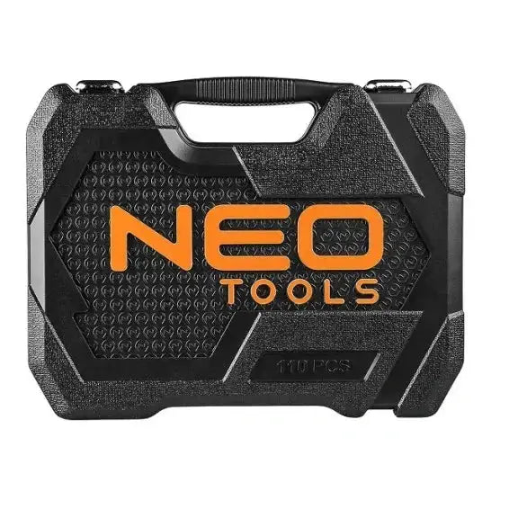 Pipenøkkelsett NEO, sort plastkoffert med oransje logo, håndtak og markering for 110 deler sett forfra.