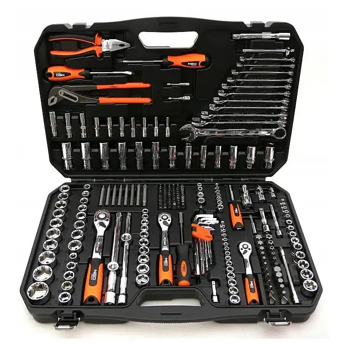 Pipenøkkelsett med 233 deler, oversiktsbilde av blanke verktøy med oransje håndtak i sort koffert.