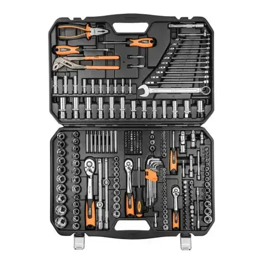 Pipenøkkelsett med 233 deler, åpent sort skrin sett ovenfra med oransje detaljerte håndverktøy.