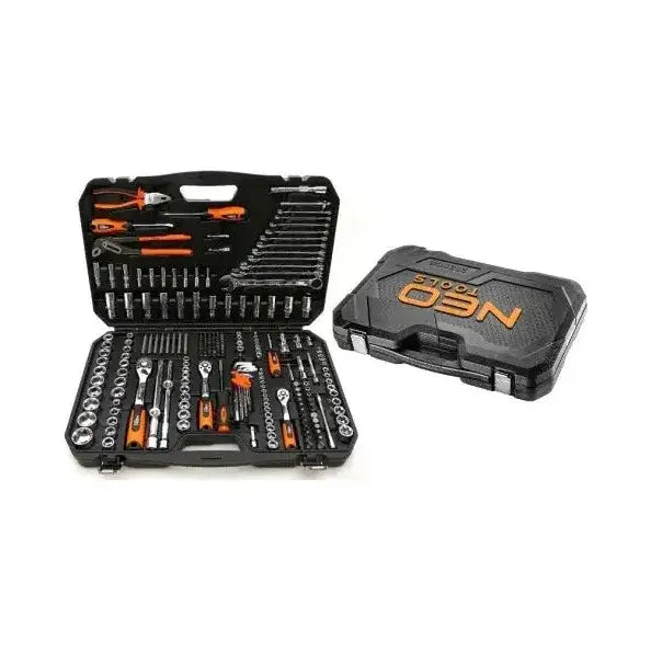 Pipenøkkelsett med 233 deler i sort koffert, åpent og lukket side om side med oransje detaljer.