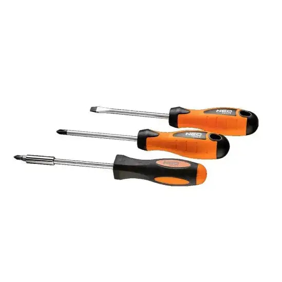 Tre skrutrekkere med oransje og svarte håndtak, sidevisning av flat, stjerne og bitsfeste spiss på hvit bakgrunn.