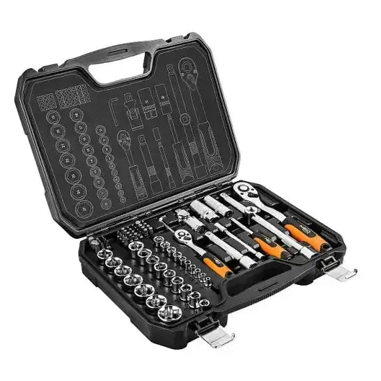 Pipenøkkelsett NEO 73 deler, åpen sort verktøykasse med sorterte piper, skralle og oransje detaljer.