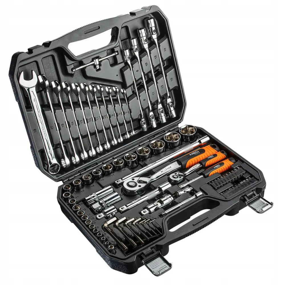 Pipenøkkelsett Neo, åpent sort metallskrin med fastnøkler, skralle, oransje skrutrekkere og piper i rom.