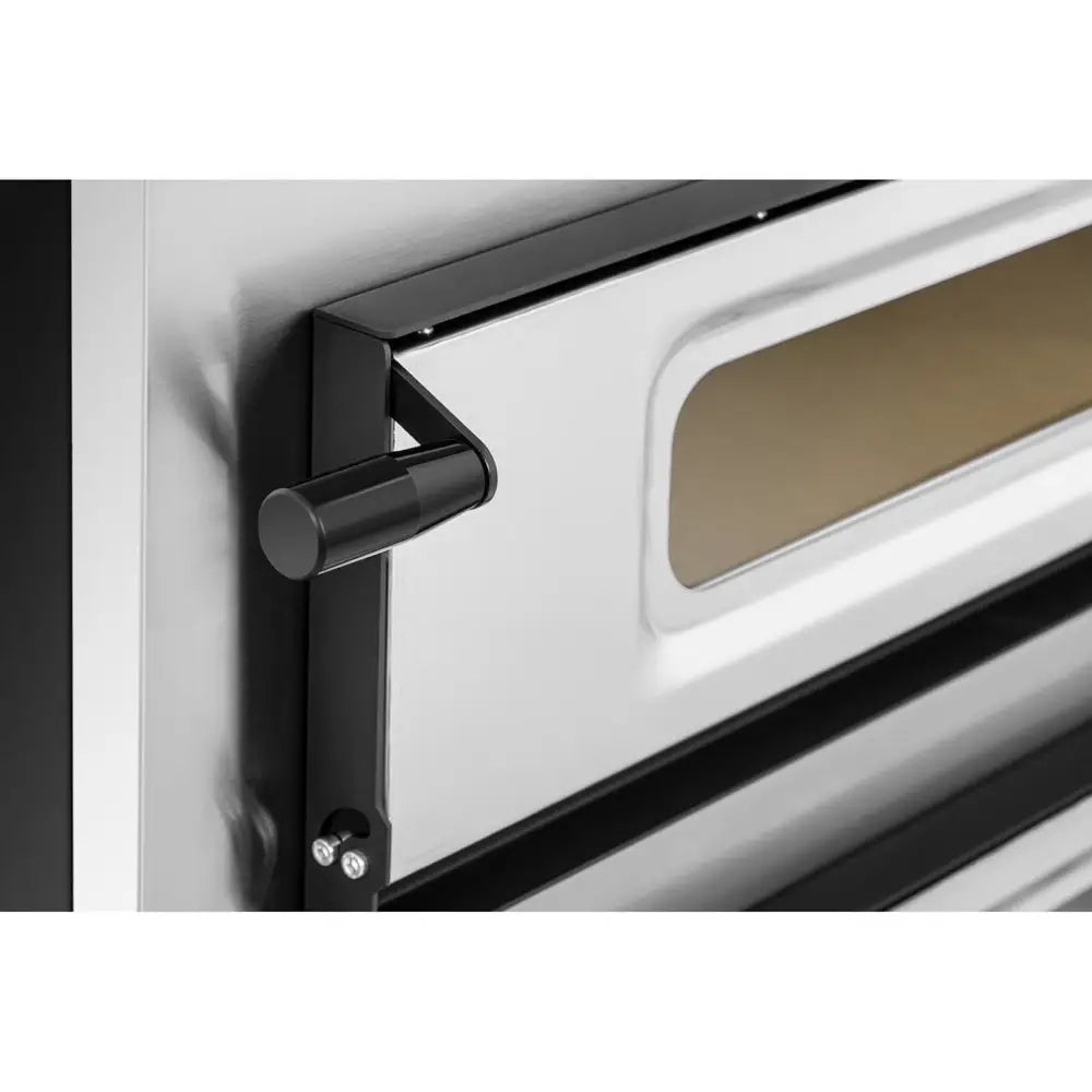 Pizzaovn for 2 pizzaer, nærbilde av sort håndtak og vindu på rustfri ovnsdør med sorte detaljer.