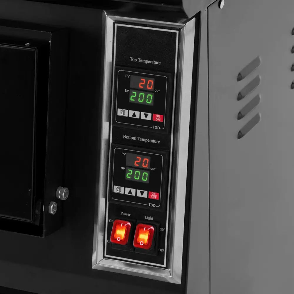 Pizzaovn digitalt kontrollpanel med to temperaturvisere, funksjonsknapper og røde lysbrytere for strøm og lys.