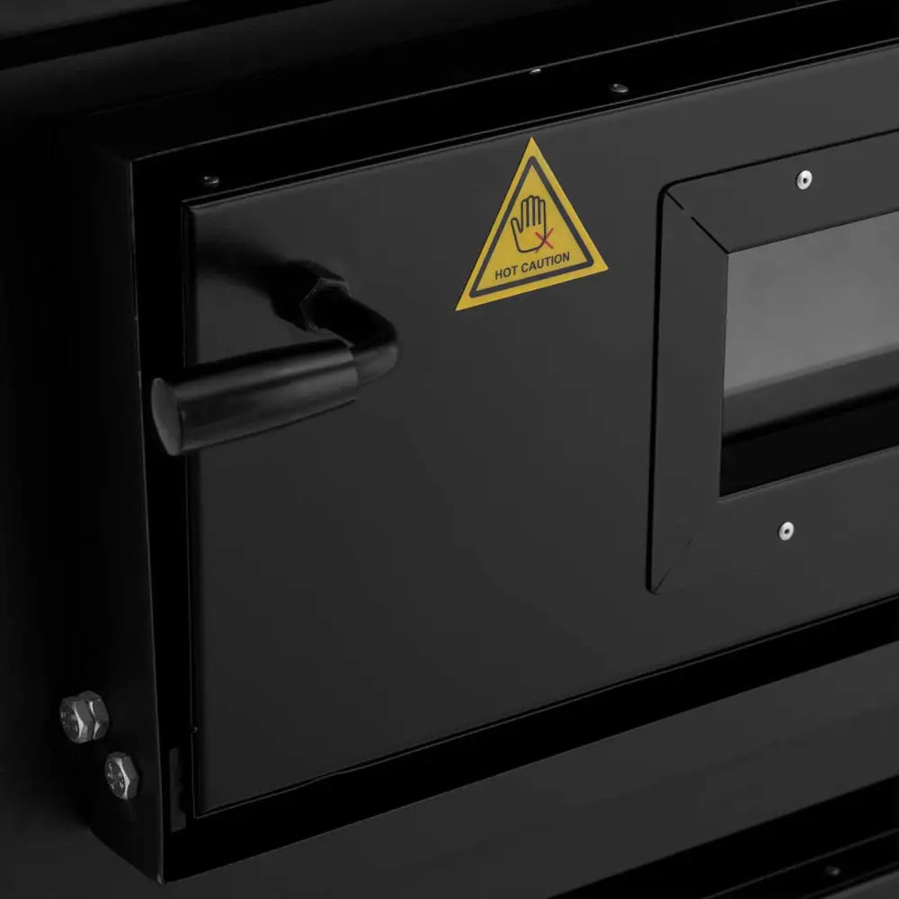 Pizzaovn med sort metallluke, synlige bolter og sidevindu, nærbilde av håndtak og varmeadvarsel.