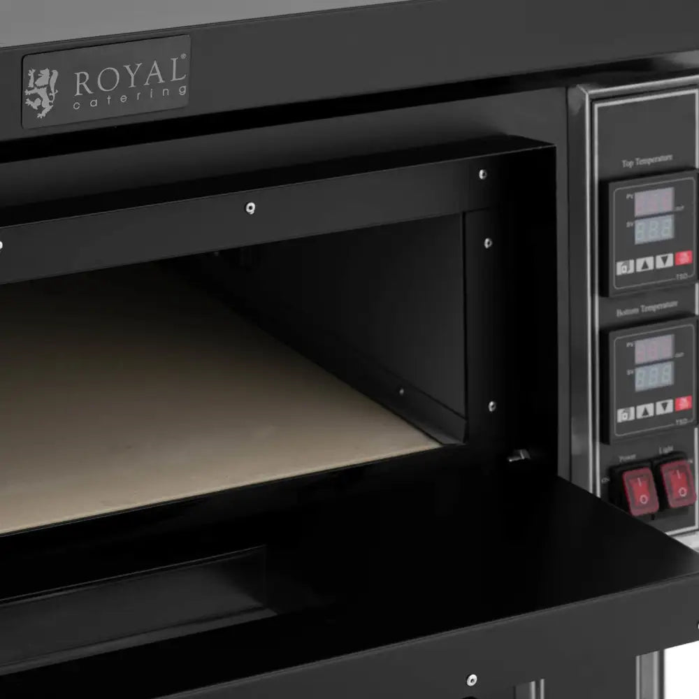 Pizzaovn med åpen dør, synlig steinplate og digitale paneler, røde brytere nederst på høyre side.