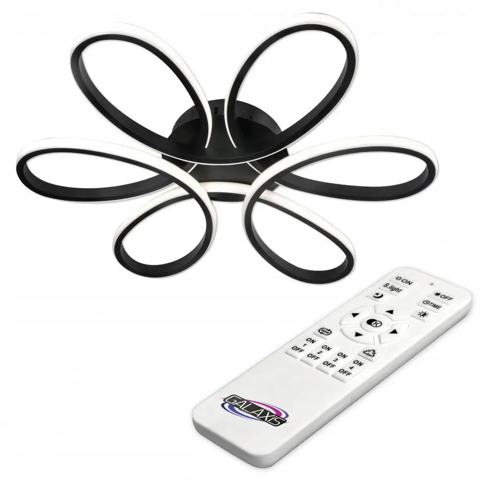 Plafon taklampe med fem ovale LED-ringer i sort og hvitt, vist fra skrå vinkel med fjernkontroll.