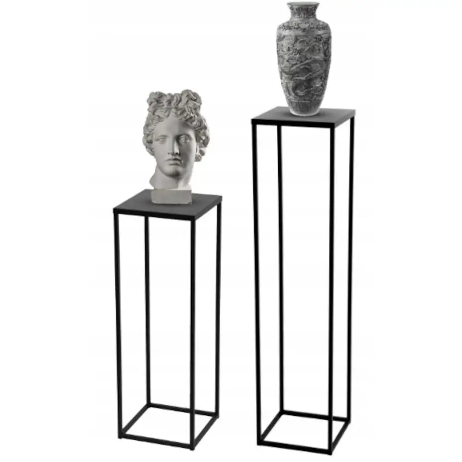 Plantestativ sett i svart metall, to firkantede piedestaler med byste og dekorert vase plassert på toppen.