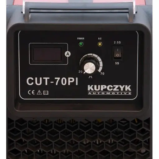 Plasmaskjærer Cut-70, frontpanel med digitalt display, dreiebryter, indikatorlamper og bikubemønstret ventilasjon.
