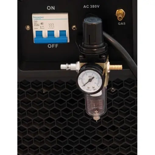 Plasmaskjærer Cut-70 Pi, manometer med trykkregulator og filter på svart gitterfront, bryterpanel synlig.