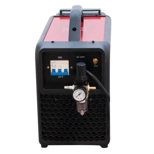 Plasmaskjærer med sort og rød front, synlig trykkmåler, bryter, gasskobling og bærehåndtak på toppen.