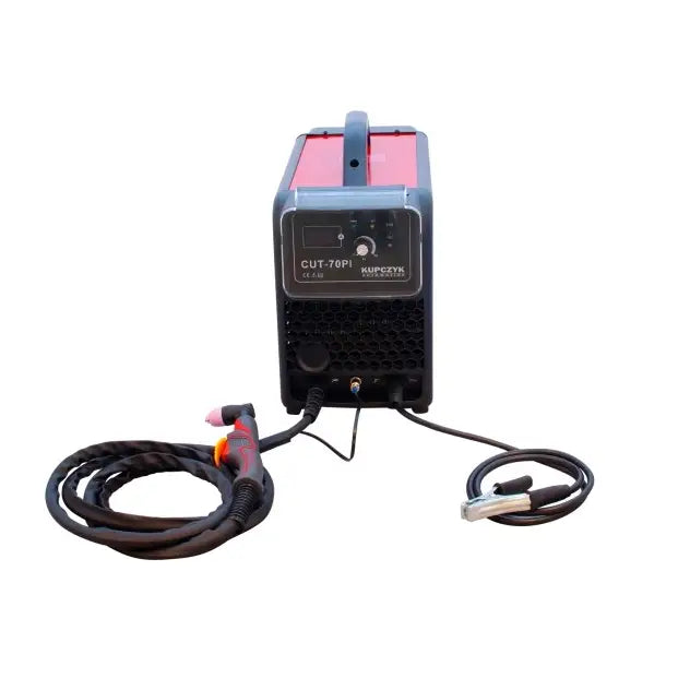 Plasmaskjærer Cut-70, frontvisning med tilkoblede kabler, slange, håndtak og synlig kontrollpanel med display.
