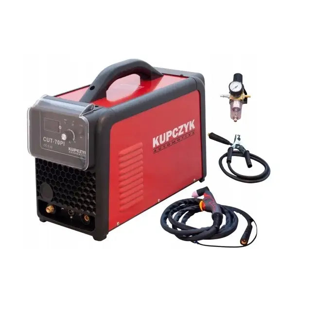 Plasmaskjærer med rød og svart design, sett fra trekvart vinkel, inkludert kabler og trykkregulator.