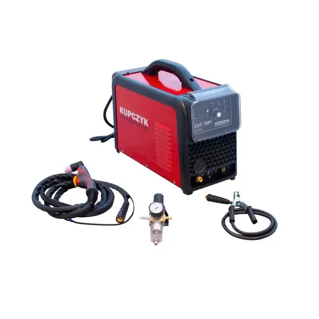 Plasmaskjærer med rødt og svart design, bærehåndtak og komplett tilbehør, inkludert slange og regulator.