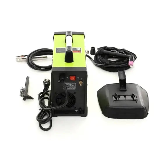 Plasmaskjærer Plasma 60A sett bakfra med bærehåndtak, ledninger, klype, børste og svart maske på hvit bakgrunn.